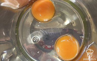 Разбить яйца и хорошо взбить.
