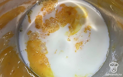 Яйца смешать с молоком.