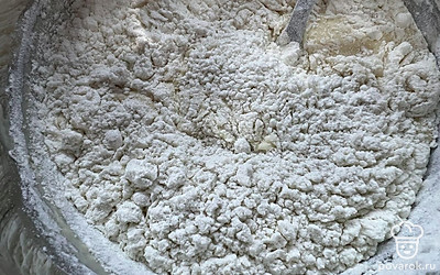 Засыпать муку, перемешать до однородной массы.