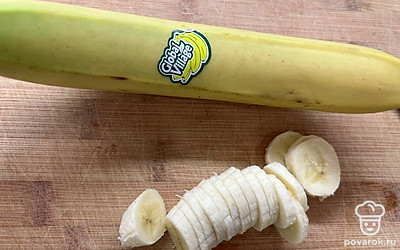 Нарезать банан кружочками.