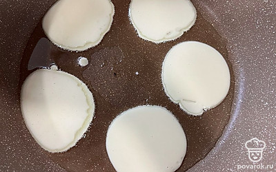 В сковороде разогреть подсолнечное масло, налить тесто небольшими порциями.