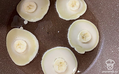 Положить сверху кусочек банана.