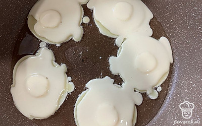 Залить кусочек банана небольшим количеством теста. Жарить на медленном огне 3-4 минуты.