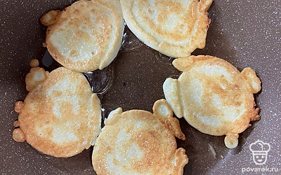 Перевернуть оладьи, жарить еще 3-4 минуты.