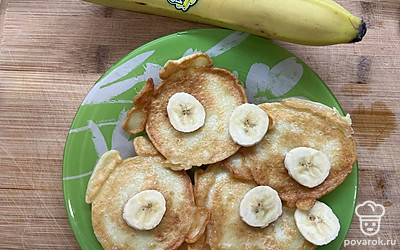 Перед подачей украсить ломтиками банана.