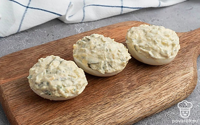 Выложите начинку в яичный белок. Равномерно распределите.