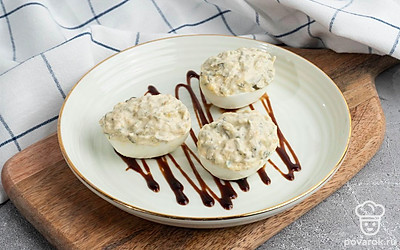 Выложите вашу яичную закуску на тарелку и подавайте на стол.