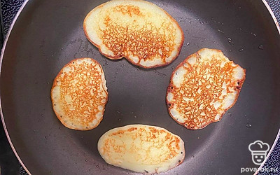 Обжарьте оладушки с двух сторон на антипригарной сковородке без добавления масла.