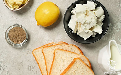 Сыр сиртаки переложите в глубокую емкость. Зелень и помидоры черри для подачи помойте. Сковороду заранее поставьте на плиту.