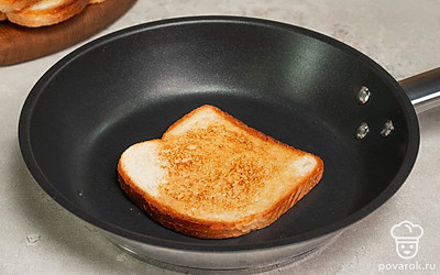 Подготовьте хлеб для тостов. Предварительно разогрейте сковороду, растопив в ней кусок сливочного масла. Поочередно обжарьте каждый ломтик хлеба с двух сторон до румяной корочки, примерно 1-2 минуты на каждую сторону.