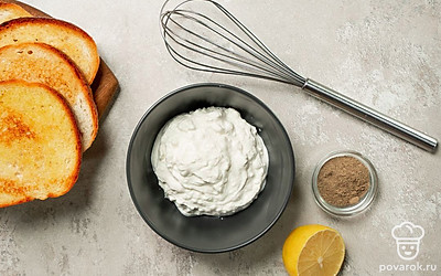 Сделайте начинку. В емкость с сыром сиртаки добавьте сливки. Сыр раздавите вилкой, смешивая со сливками до однородной консистенции. Слегка поперчите.