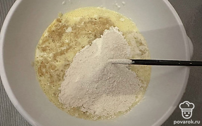Муку смешать с разрыхлителем и сахаром, добавить к бананам, все тщательно пробить блендером до однородной массы.