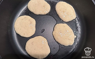 При помощи ложки выложить в разогретую сковороду, смазанную растительным маслом.