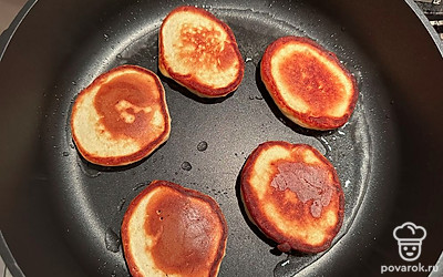 Жарить с двух сторон примерно по 2 минуты на небольшом огне.