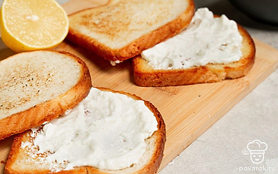 Соберите тосты. Равномерно распределите сыр по одному ломтику хлеба, сбрызнув сверху лимонным соком, а вторым ломтиком накройте сверху. В итоге должно получиться 4 румяных тоста. Разрежьте каждый на две одинаковые половины по диагонали и теплые тосты подавайте к столу.