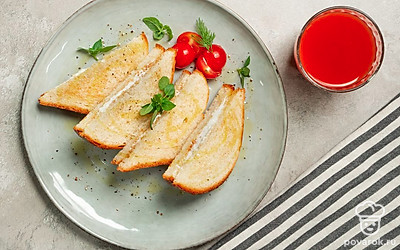 Украсьте получившиеся тосты петрушкой, базиликом, оливками и помидорами черри. Так блюдо приобретет еще более аппетитный вид, а пряный аромат трав усилит удовольствие.