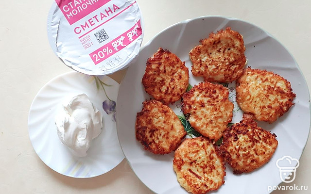 Нежные кабачковые оладьи со сметаной — Рецепт с фото