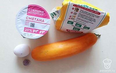 Подготовьте все ингредиенты. Вымойте и обсушите кабачок. Яйцо помойте, оно должно быть комнатной температуры. 