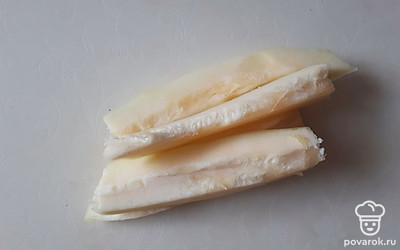 Почистите кабачок и нарежьте любым удобным способом.