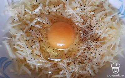 Разбейте в смесь яйцо. Хорошо перемешайте все это.