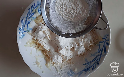 Большую столовую ложку муки просейте через ситечко. Хорошенько перемешайте.