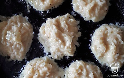 Разогрейте на сковороде масло. Выкладывайте овощную смесь на сковороду, формируя небольшие оладьи. 