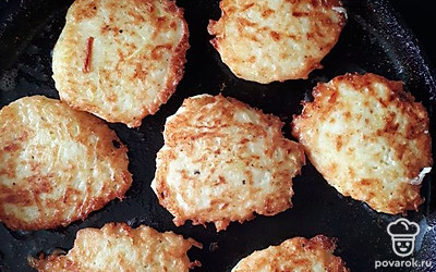 Выпекайте до подрумянивания, переверните.