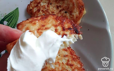 Выложите готовые оладьи на блюдо. Подавайте с охлажденной сметаной. Приятно макать горячие оладьи и чувствовать невероятное вкусовое сочетание.