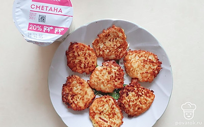 Подавайте оладьи сразу. Их приятнее есть горячими. Но и холодные тоже довольно вкусные. Помните, сметаны много не бывает! Приятного аппетита!