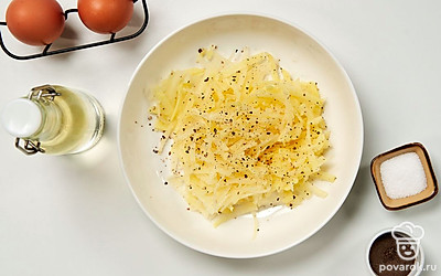 Подготовьте картошку. Натрите картофель на крупной терке, выложите в глубокую емкость. Добавьте соль и перец, перемешайте.