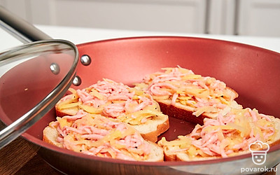 Сформируйте тосты и приготовьте их. Выложите картофельную массу на ломтики хлеба, распределите по всей поверхности, выложите на разогретую сковороду с маслом. Жарьте на среднем огне до румяной корочки в течение 5-6 минут под крышкой. В конце приготовления снимите крышку и готовьте 1 минуту.