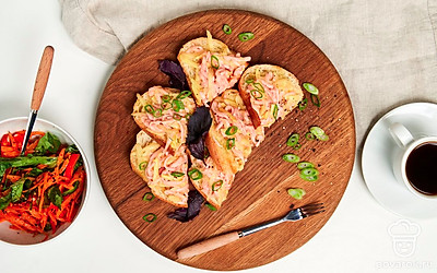 Тосты с картошкой выложите на сервировочные тарелки, посыпьте измельченным зеленым луком.