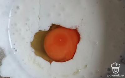 В кефир добавить соду, сахар и яйцо. Размешать до появления реакции.