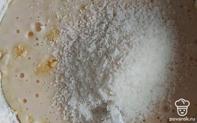 Добавить кокосовую стружку и муку, хорошо размешать.