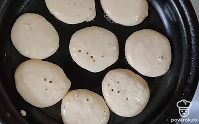 Обжарить оладьи на сковороде, смазанной маслом гхи.