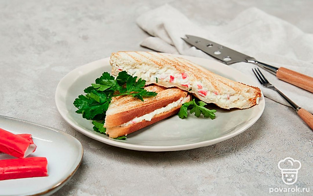 Тост с крабовыми палочками — Рецепт с фото
