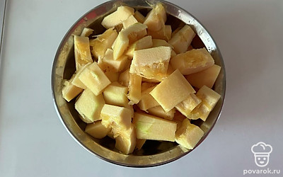 Моем, чистим и режем на небольшие кусочки кабачок.