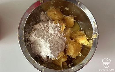 Пропускаем кабачок через мясорубку. Отжимаем. Далее кладем яйца и муку.