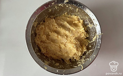 Добавляем соль. Все ингредиенты перемешиваем.