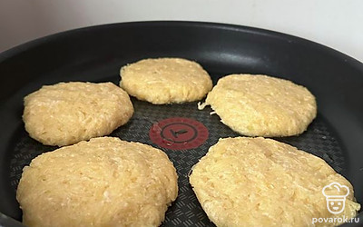 Формируем оладьи. Кладем на сковороду, предварительно смазанную растительным маслом.
