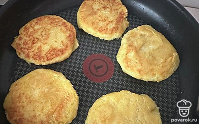 Жарим с двух сторон на среднем огне, до появления золотистой корочки.