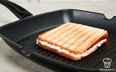 Обжарьте тосты. Обжарьте тосты на сковороде или в пресс-гриле с двух сторон в течение 5-7 минут до подрумянивания.