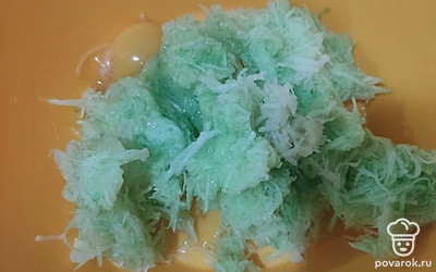 Кабачок моем, чистим и натираем на мелкой терке. Отжимаем кабачки, чтобы избавиться от лишней влаги. Добавляем яйцо, пропущенный через пресс чеснок, муку и соль. Все хорошо перемешиваем.