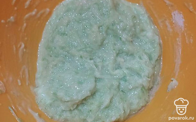 Замешиваем тесто.