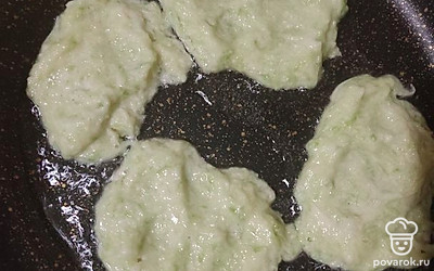 Обжариваем на разогретой сковородке с добавлением подсолнечного масла с двух сторон.