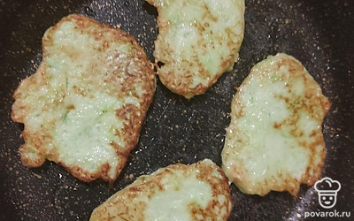 Оладьи из кабачков можно есть как в горячем, так и в холодном виде.