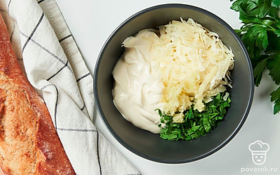 Сделайте начинку. Смешайте в миске майонез, сыр, чеснок и петрушку. Тщательно перемешайте. Поместите начинку в кондитерский мешок.