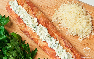 Начините и запеките багет. На багете сделайте надрез посередине вдоль на 2/3 глубины. Застелите противень пергаментом, на пергамент положите багет и в надрез выложите начинку. Запекайте багет в духовке при температуре 180 градусов в течение 7-10 минут.