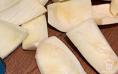 Очистите кабачки от кожуры, уберите сердцевину. Разрежьте так, чтобы было удобно натереть.