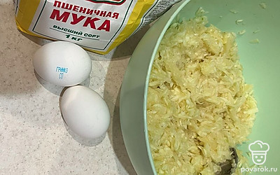 Натрите кабачки, приготовьте яйца и муку.